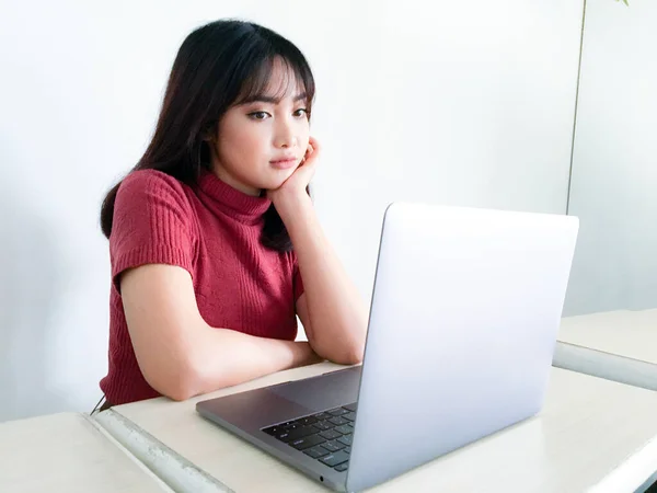 Ásia Bela Cabelo Menina Confuso Entediado Frente Laptop Isolado Branco — Fotografia de Stock