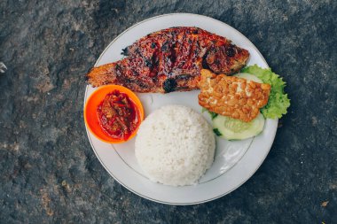 Endonezya 'dan lezzetli ızgara tilapia (nila bakar) pilav, tempeh, sebze ve biber soslu