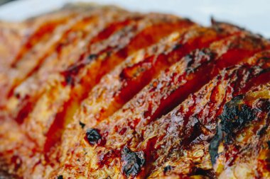 Endonezya 'dan lezzetli ızgara tilapia (nila bakar) pilav, tempeh, sebze ve biber soslu