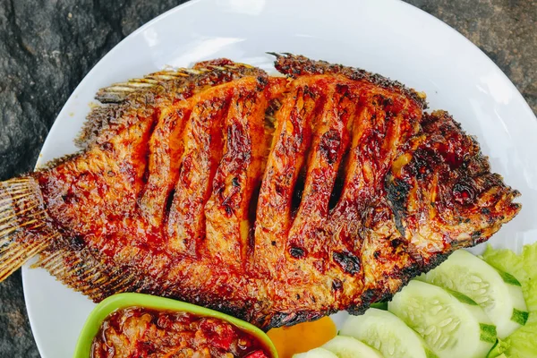 Endonezya 'dan lezzetli ızgara tilapia (nila bakar) pilav, tempeh, sebze ve biber soslu