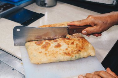 Martabak Telor veya omlet martabak. Yumurta, et ve baharatla doldurulmuş tuzlu tavada kızartılmış hamur işi. Endonezya 'dan geleneksel yiyecek atıştırmalıkları.