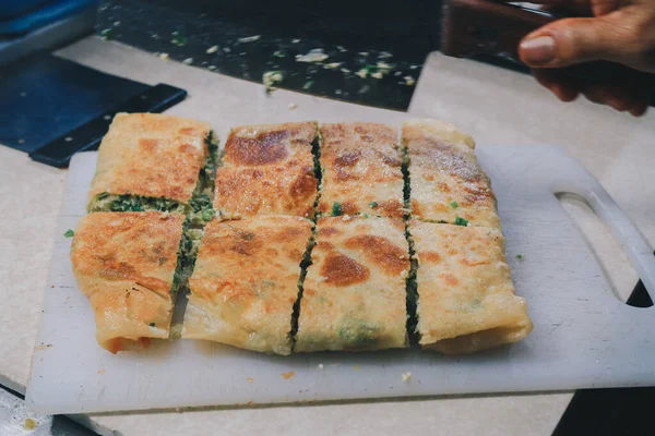 Martabak TelorまたはオムレツMartabak スパイスを詰めおいしいフライパン焼き菓子 インドネシアの伝統的な食品スナック — ストック写真