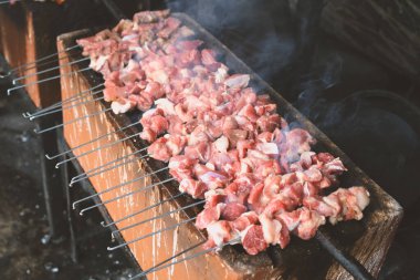 Sate Klatak kömür ızgarasında ızgara yapıyor. Sate klathak, Endonezya 'nın Yogyakarta şehrinden eşsiz bir keçi satayıdır..