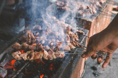 Sate Klatak kömür ızgarasında ızgara yapıyor. Sate klathak, Endonezya 'nın Yogyakarta şehrinden eşsiz bir keçi satayıdır..