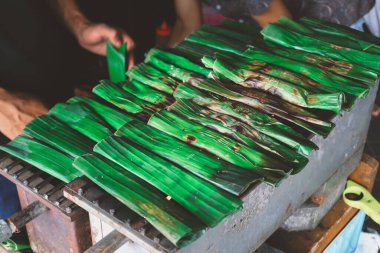 Endonezya 'da geleneksel yerel otakların pişirilmesi ya da ızgara edilmesi. Betawi, Jakarta 'dan ızgara balık köftelerinden yapıldı..