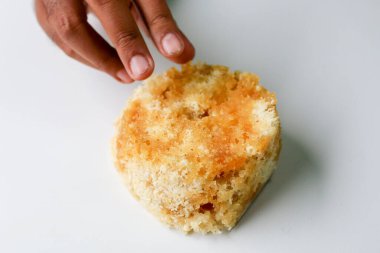 El, Gunung Kidul 'dan geleneksel Tiwul yemeği alıyor. İşlenmiş kasvadan yapılıyor.