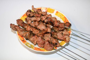 Sate Klathak ya da Klatak Satay, Endonezya 'nın Yogyakarta şehrinden geleneksel satay, çelik çubuklu eşsiz bir keçi satayıdır. Beyaz arkaplanda izole