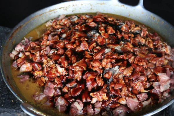近くのストーブを使用してトウモロコシを調理するプロセスは トウモロコシは 中央ジャワインドネシアからの伝統的な食品です トウモロコシのヤギ肉や鶏肉があります — ストック写真