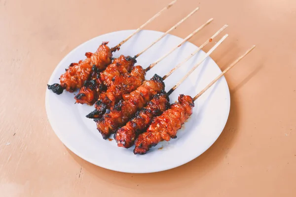 Satay Pollo Satay Piel Pollo Con Especias Rojas Plato Blanco — Foto de Stock