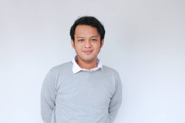 Havalı gülümseyen surat ve kendine güvenen genç Asyalı adam.