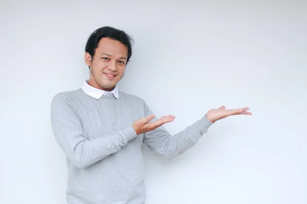 Jovem Asiático Homem Sorriso Feliz Com Ponto Mão Espaço Vazio — Fotografia de Stock