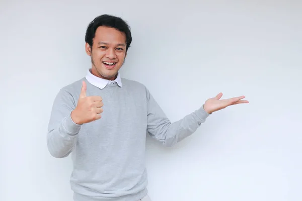 Genç Asyalı Adam Gülümsüyor Boş Alandaki Işaretleriyle Mutlu — Stok fotoğraf