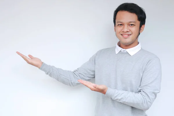 Jovem Asiático Homem Sorriso Feliz Com Ponto Mão Espaço Vazio — Fotografia de Stock
