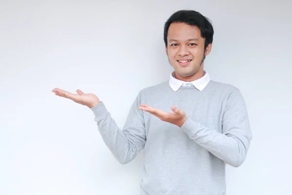 Ung Asiatisk Man Glad Och Glad Med Handen Punkt Tomrummet — Stockfoto