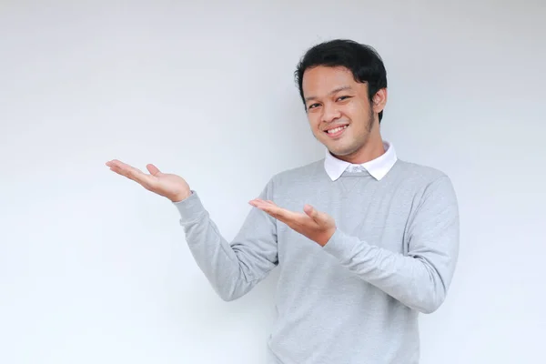 Joven Asiático Hombre Sonrisa Feliz Con Mano Espacio Vacío — Foto de Stock
