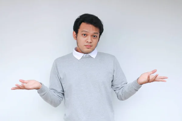 Giovane Asiatico Asiatico Uomo Confuso Quando Piedi Sopra Muro Bianco — Foto Stock