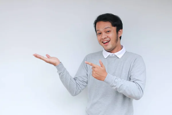 Jovem Asiático Homem Sorriso Feliz Com Ponto Mão Espaço Vazio — Fotografia de Stock