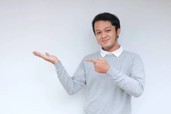Ung Asiatisk Man Glad Och Glad Med Handen Punkt Tomrummet — Stockfoto