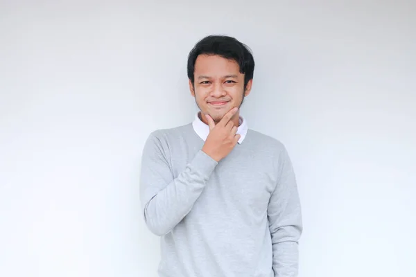 Ung Asiatisk Man Bär Grå Skjorta Med Tänkande Och Ser — Stockfoto