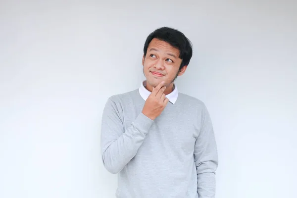 Giovane Uomo Asiatico Indossare Camicia Grigia Con Pensiero Cercando Idea — Foto Stock