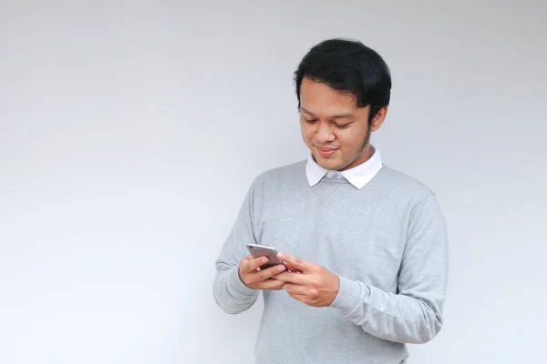 Smart Young Asiatisk Man Glad Och Ler När Använder Smartphone — Stockfoto