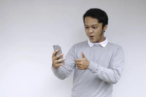 Joven Asiático Sorprendido Feliz Con Que Teléfono Inteligente Sobre Fondo —  Fotos de Stock