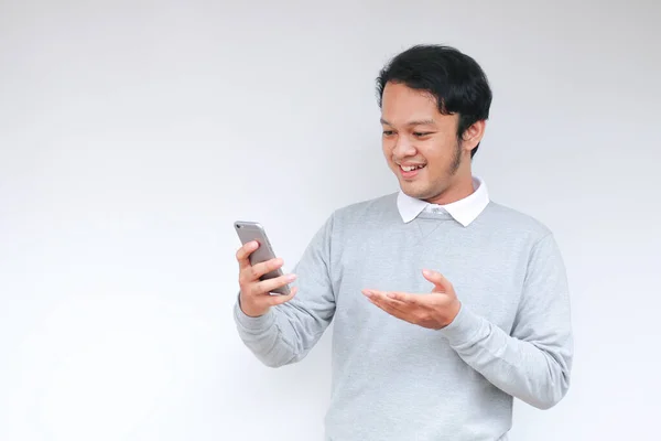 Joven Asiático Sorprendido Feliz Con Que Teléfono Inteligente Sobre Fondo —  Fotos de Stock