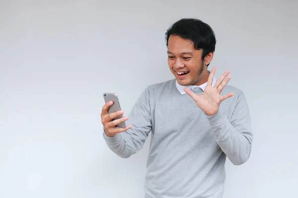 Junger Asiate Ist Glücklich Und Lächelt Wenn Vor Weißem Hintergrund — Stockfoto