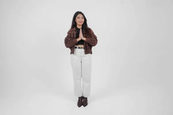Sebuah Potret Seluruh Tubuh Wanita Muda Asia Dengan Pakaian Kasual — Stok Foto