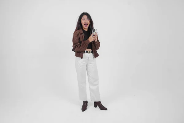 Potret Seorang Wanita Asia Yang Terkejut Mengenakan Pakaian Kasual Memegang — Stok Foto