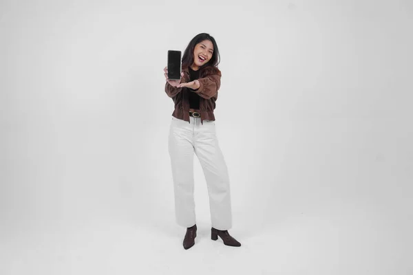 Wanita Muda Asia Tersenyum Lebar Tampak Bahagia Dan Memegang Smartphone — Stok Foto