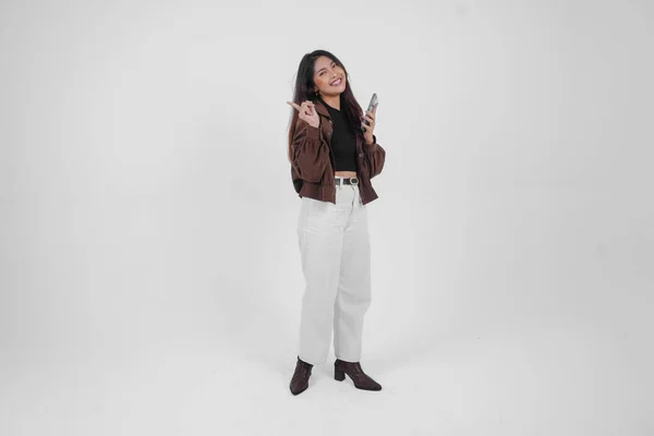 Smiling Young Asian Girl Wearing Brown Jacket Standing While Holding — Stock Photo, Image