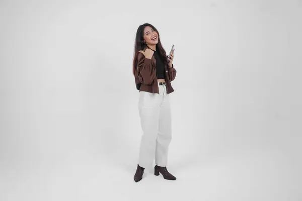 Senyum Gadis Muda Asia Mengenakan Jaket Coklat Berdiri Sambil Memegang — Stok Foto
