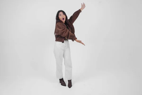 Kaget Gadis Asia Muda Mengenakan Jaket Coklat Berdiri Dan Menunjuk — Stok Foto