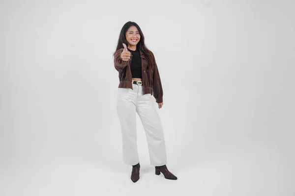 Wanita Asia Muda Yang Menarik Dalam Jaket Coklat Memberi Isyarat — Stok Foto