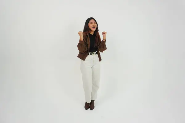 Seorang Wanita Asia Muda Yang Bahagia Mengenakan Pakaian Kasual Berpose — Stok Foto
