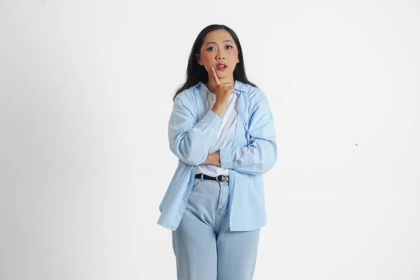 Seorang Wanita Asia Yang Bijaksana Mengenakan Kemeja Biru Membayangkan Pikirannya Stok Foto Bebas Royalti