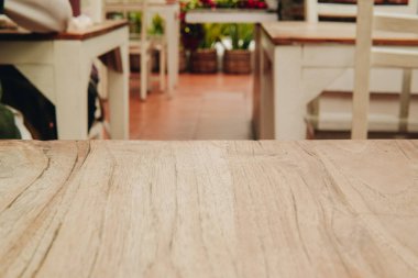 Bir restoran veya kafe içindeki ahşap bir masanın yüzeyini kapatın..