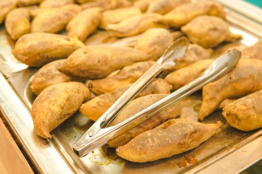 Haşlanmış Cassava ya da Telo, Endonezya 'nın geleneksel atıştırmalıkları süpermarket vitrininde satılıyor..