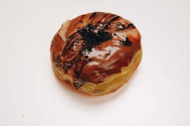 Çikolatalı tiramisu aromalı donut, üzerine serpiştirilmiş, beyaz arka planla izole edilmiş..