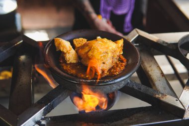 Bakaran ya da Sambel ile birlikte tavuk ve meze pişirme süreci.