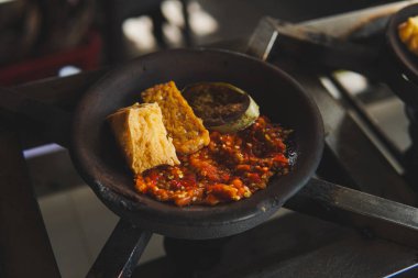 Bakaran mı yoksa sambal acı biber soslu tahu temposu mu?.
