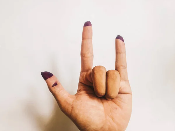 Drei Finger Oder Rock Oder Heavy Metal Handzeichen Einer Frau In Lila Tinte Isoliert Auf Weissem Hintergrund Violette Tintenflecken Von Den Fingern Der Wahler Zeugten Von Indonesischen Wahlen Nahaufnahme Demokratie Stock Photo