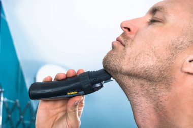 Adam tuvalette sakalını tıraş.