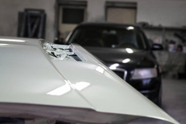 Oto yedek parça araba dükkanında tamir edilecek bekliyor.