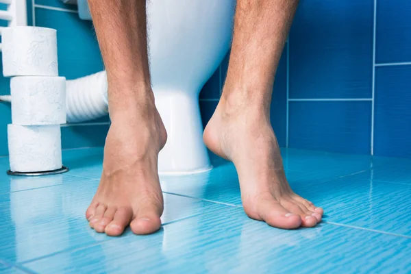 Ein Mann Sitzt Auf Der Toilette — Stockfoto