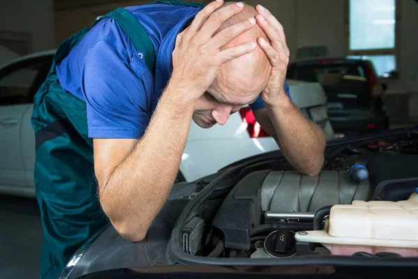 Técnico Servicio Coche Joven Que Reparar Motor Del Motor Del — Foto de Stock