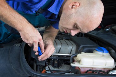 Araba motoru motoru onarın genç araba servis teknisyeni.