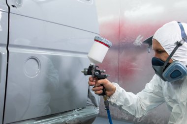 Ressam sprey tabancası bir ressam elinde.