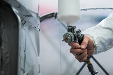 Ressam sprey tabancası bir ressam elinde.